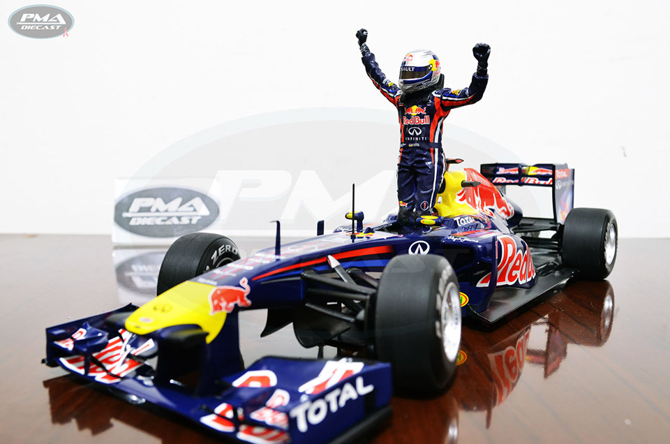 SEBASTIAN VETTEL 2011 RED BULL RACING RB7 1:18